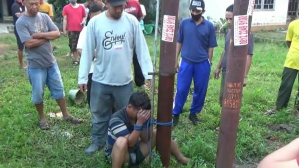 Maling burung-1 Wendy, pelaku pencurian burung di Palembang saat diamankan warga (Firdaus/iNews)