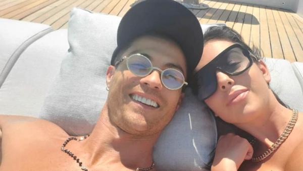 Cristiano Ronaldo (kiri) berlibur bareng sang pacar, Georgina Rodriguez, di kapal pesiar mewah, akhir pekan lalu. (Foto: Instagram @georginagio)