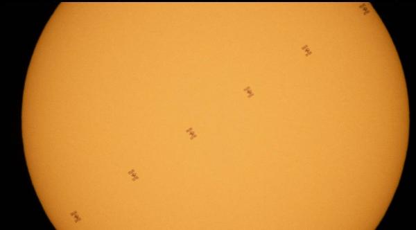 ISS transit di depan Matahari (Foto: NASA)