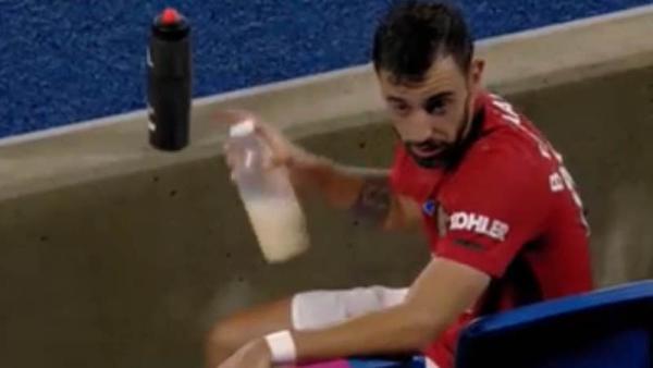 Gelandang Manchester United Bruno Fernandes meminum susu usai tampil menghadapi Brighton & Hove Albion pada pekan ke-32 Premier League, Rabu (1/7/2020) dini hari WIB. (Foto: The Sun)