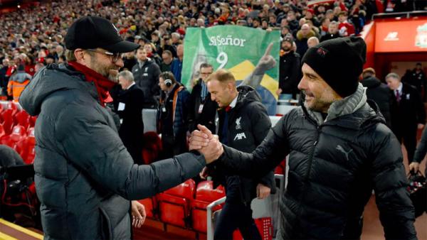Klopp Guardiola Pelatih Liverpool Jurgen Klopp (kiri) berjabat tangan dengan Arsitek Manchester City Pep Guardiola saat tim mereka bertemu pada Premier League di Anfield, 10 November lalu. (Foto: Premier League)