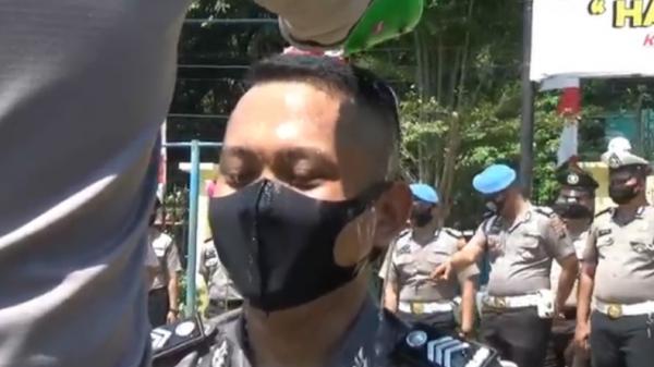 Naik pangkat mandi kembang Anggota Polresta Padang, Sumbar naik pangkat di Hari Bhayangkara ke-74. Mereka melakukan prosesi mandi kembang (Budi Sunandar/iNews)