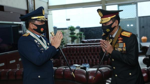 Panglima TNI Marsekal TNI Hadi Tjahjanto dan Kapolri Jenderal Pol Idham Azis. (Foto: Puspen TNI).