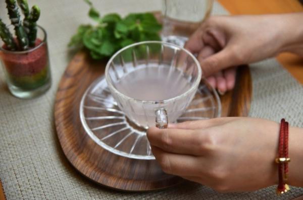 Minuman Kesehatan Minuman dari bunga telang, yang diyakini bisa meningkatkan daya tahan tubuh. (Foto: iNews/Miftahudin)