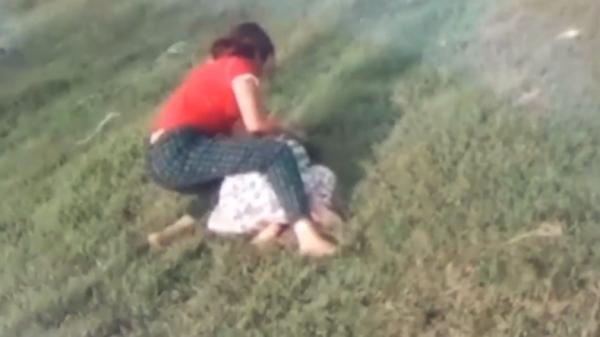 Aksi penganiayan yang dilakukan di tengah lapangan di Kota Padang, Sumbar (Budi Sunandar/iNews)