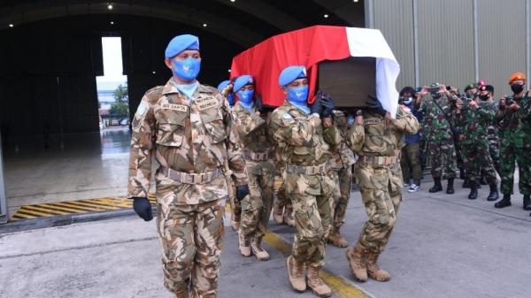 Dialog warga dengan perangkat Kecamatan Palang, Tuban terkait tuntutan penutupan tambak udang ilegal. (Foto: iNews/Pipiet Wibawanto)