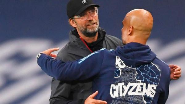 Pelatih Manchester City Pep Guardiola (kanan) memeluk Arsitek Liverpool Jurgen Klopp usai pertandingan Premier League di Anfield, Jumat (3/7/2020) dini hari WIB. (Foto: Premier League)