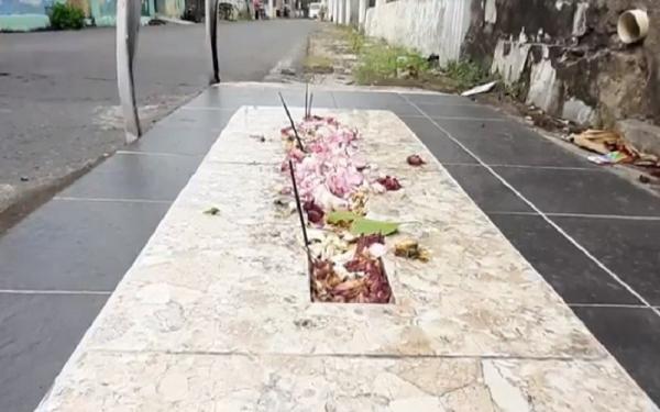Makam Mbah Precet di Kampung Teposanan, Kota Solo dikunjungi peziarah (Foto: iNews/Septyantoro)