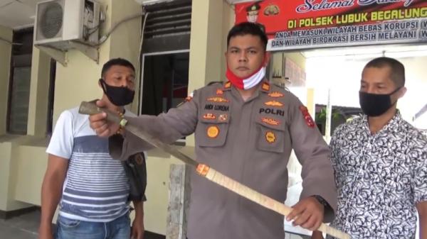Kapolsek Lubeg AKP Andi Kapolsek Lubeg AKP Andi P Lorena menunjukkan samurai yang digunakan pelaku (Budi Sunandar/iNews)
