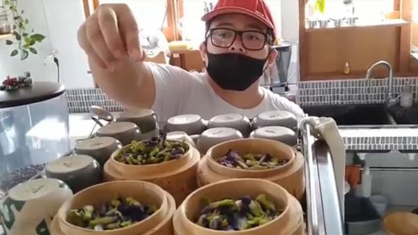 Minuman dari bunga telang2 Minuman dari bunga telang, yang diyakini bisa meningkatkan daya tahan tubuh dan menangkal virus corona. (Foto: iNews/Miftahudin)