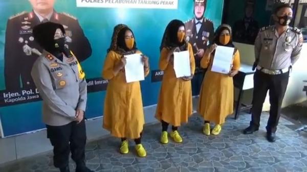 Tiga ibu-ibu joget TikTok di Jembatan Suramadu diamankan Satlantas Polres Pelabuhan Tanjung Perak Surabaya, Jatim, Sabtu (4/7/2020). (Foto: iNews/Sony Hermawan)