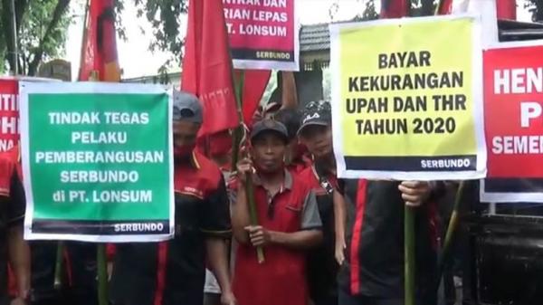 Dipecat, Puluhan Buruh PT Lonsum Berdemonstrasi ke Gedung DPRD Sumut -  Bagian 1