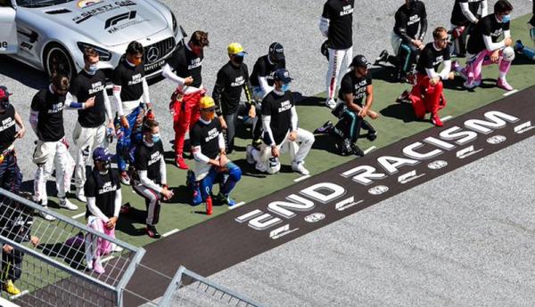 Aksi baerlutut sejumlah pembalap F1 untuk mendukung gerakan antirasis (Foto: ESPN)