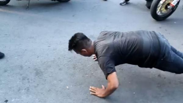 Pengunjung warung yang dihukum Wali Kota Surabaya Tri Rismaharini push up di depan salah satu warung di Surabaya, Jatim, Selasa (7/7/2020). (Foto: iNews/Hari Tambayong)