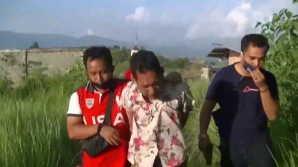 Nangis begal Rudi, pelaku begal di Padang menangis saat ditangkap polisi (Budi Sunandar/iNews)