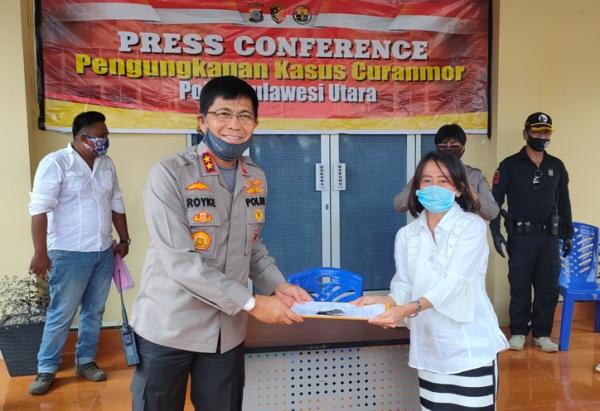Kapolda Sulut serahkan kunci mobil kepada pemiliknya yang jadi korban Curanmor