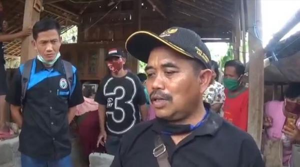 Kepala Dusun Desa Mengger Sudadi Kepala Dusun Desa Mengger, Sudadi, menjelaskan keanehan dalam proses pemindahan rumah Wagiman. (Foto: iNews/Asfi Manar).