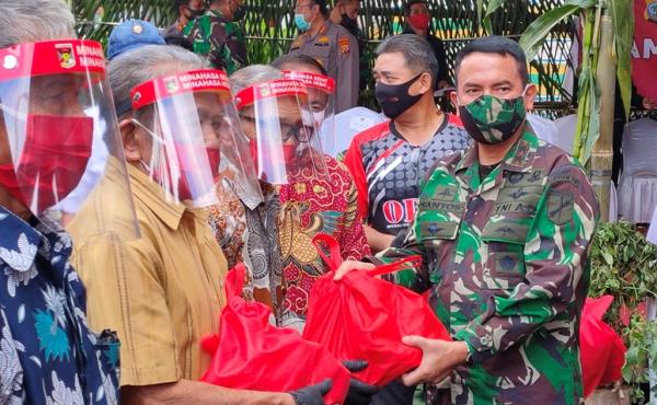 Pangdam XIII Merdeka serahkan bantuan sosial kepada masyarakat yang terdampak Covid-19