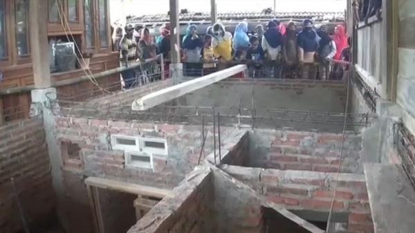 Rumah Wagiman di Dusun Desa Mengger1 Rumah Wagiman di Dusun Desa Mengger, Kecamatan Karanganyar, Kabupaten Ngawi, Jawa Tengah (Jateng), jadi tontonan warga, Kamis (9/7/2020). (Foto: iNews/Asfi Manar)