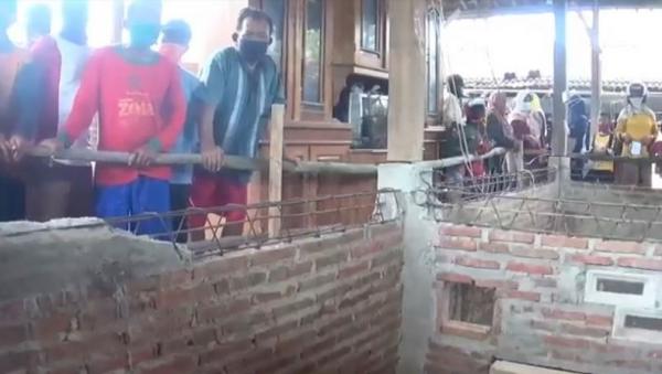 Rumah Wagiman di Dusun Desa Mengger2 Rumah Wagiman di Dusun Desa Mengger, Kecamatan Karanganyar, Kabupaten Ngawi, Jawa Tengah (Jateng), jadi tontonan warga, Kamis (9/7/2020). (Foto: iNews/Asfi Manar)