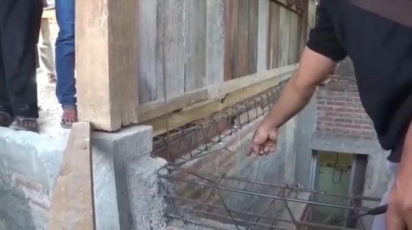 Rumah Wagiman di Dusun Desa Mengger3 Warga menunjukkan pergeseran rumah Wagiman di Dusun Desa Mengger, Kecamatan Karanganyar, Kabupaten Ngawi, Jawa Tengah (Jateng), jadi tontonan warga, Kamis (9/7/2020). (Foto: iNews/Asfi Manar)