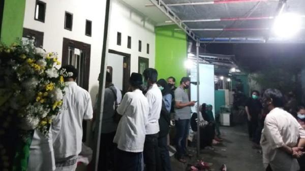 Sejumlah kerabat bergantian membacakan tahlil dan mengaji di sebelah jenazah editor Metro TV, Yodi Prabowo, di Jalan Alle Raya Nomor 3, RT06 RW08, Rempoa, Tangerang Selatan, Jumat  (10/7/2020). (Foto: Hambali/ Okezone).