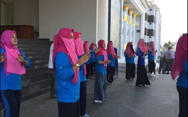 Peraturan ASN perempuan pakai cadar gantikan masker di Lombok saat aktivitas Jumat Bersih (foto: HRW)