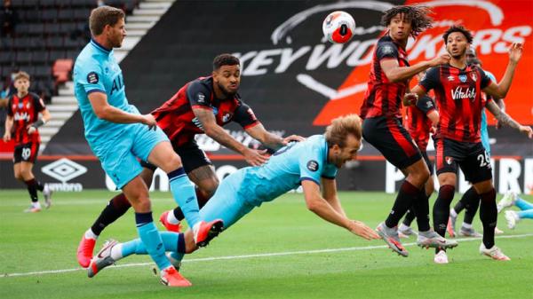 Striker Tottenham Hotspur Harry Kane (tengah) terjatuh setelah didorong bek AFC Bournemouth Joshua King pada lanjutan Premier League di Vitality Stadium, pada Jumat (10/7/2020) dini hari WIB. (Foto: Premier League)