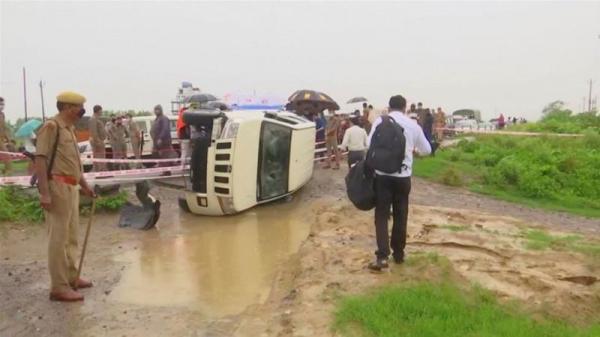 Mobil tahanan yang membawa tersangka Vikas Dubey terbalik (foto: Reuters)
