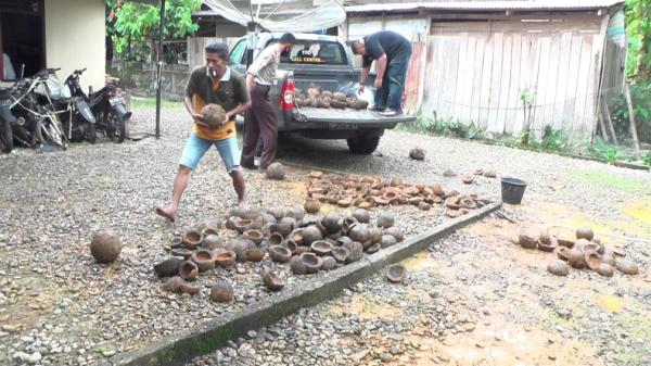 Peluru meriam yang ditemukan warga Bonjol, Pasaman, Sumbar (Wahyu Sikumbang/iNews)