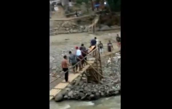 Lebak2 Video viral ibu hamil di Lebak ditandu warga. (Foto Ist).