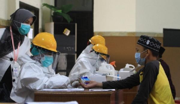 Santri asal Kalbar rapid test Santri asal Kalimantan Barat menjalani pemeriksaan menggunakan alat tes diagnostik cepat untuk mendeteksi penularan COVID-19 di Dinas Kesehatan Provinsi Kalbar di Pontianak. (Antara)