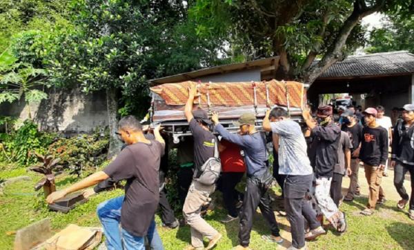 Suasana pemakaman Yodi Prabowo (Foto: Hambali/Okezone)