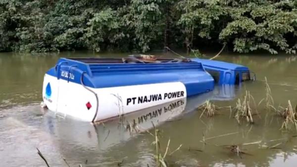 Truk pengangkut Solar di Konawe Utara kandas saat terabas banjir (Febriyono Tamenk/iNews)