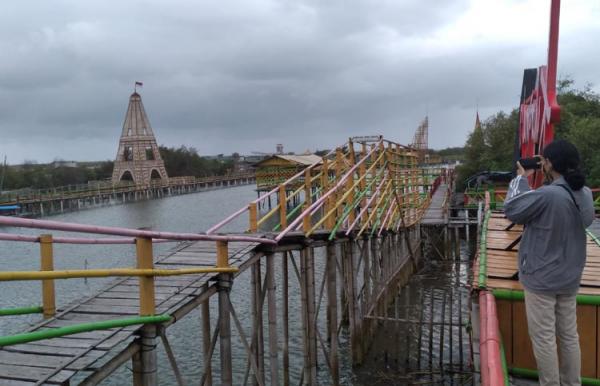 Seorang wisatawan menikmati keindahan hutan mangrove di Kadilangu, Jangkaran, Temon Kulonprogo. (Foto: iNews.id/Kuntadi)