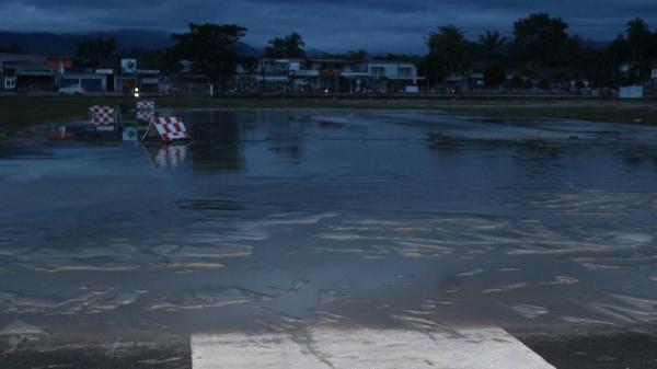 Bandar Udara Andi Jemma Masamba terendam lumpur3 Bandar Udara Andi Jemma Masamba terendam lumpur akibat banjir bandang yang menerjang Kabupaten Luwu Utara, Sulsel, Selasa (14/7/2020). (Foto: iNews/Humas Direktorat Jenderal Perhubungan Udara)