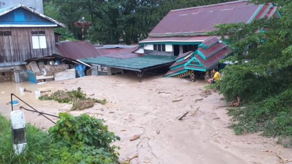 Warga pasrah menatap banjir bandang yang menerjang rumahnya dan ribuan rumah lain di Kabupaten Luwu Utara, Sulawesi Selatan (Sulsel), Senin (13/7/2020). (Foto: iNews.id/BNPB)