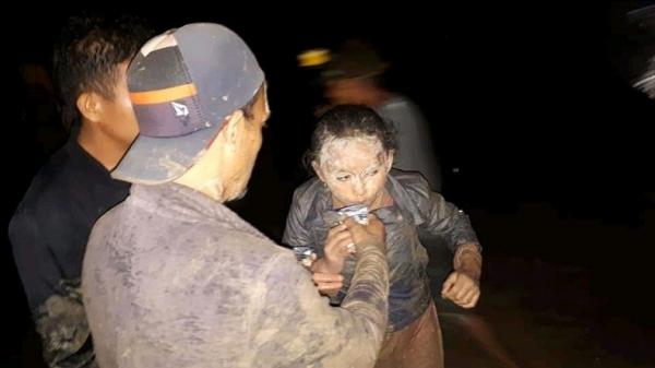 Korban selamat dalam banjir di Luwu Utara. (Foto: iNews/Nasruddin).