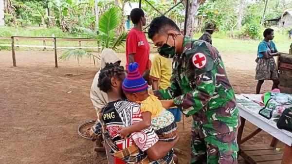 Prajurit Tni Perbatasan Indonesia Papua Nugini Keliling Kampung Obati Warga