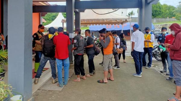 Warga melapor anggota keluarga yang hilang. (Foto: iNews).