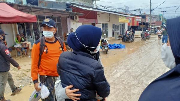 Warga mencari anggota keluarga yang hilang dalam banjir bandang di Luwu Utara. (Foto: Istimewa).