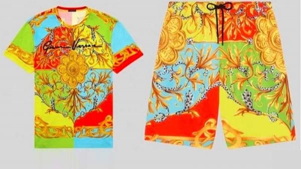 Baju dan celana Versace Summer Capsule Print yang dipakai Conor McGregor di hari ulang tahunnya, Selasa (14/7/2020). (Foto: The Sun)