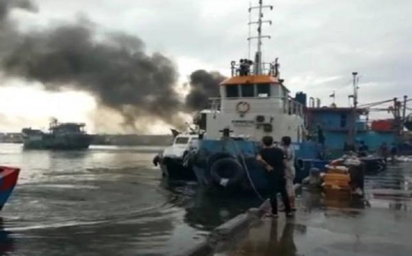 Kapal Terbakar di Pelabuhan Muara Baru, Diduga karena ...