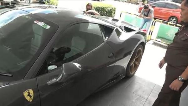 Kejari Palembang menunjukkan mobil Ferrari1 Petugas Kejari Palembang menunjukkan mobil Ferrari 458 Speciale, Rabu (15/7/2020). Mobil sitaan dari perkara penyelundupan ini dilelang mulai dari Rp10,2 miliar, besok. (Foto: iNews/Guntur)