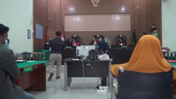 Suasana pengadilan kasus gugatan yang dilayangkan kedua anak kepada ibu kandung di Banyuasin (Muhammad Riza/iNews)