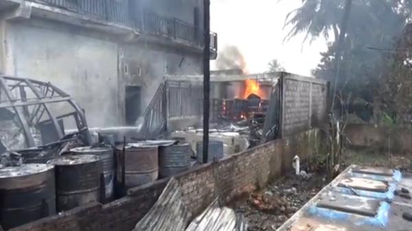 Kebakaran Payakumbuh-1 Kebakaran rumah penyimpang bbm dan gas elpiji di Payakumbuh (Agung Sulistyo/iNews)