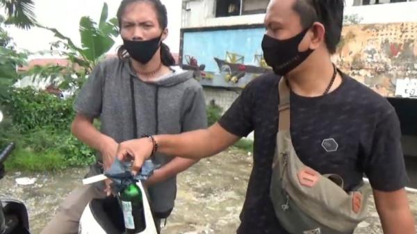 Barang bukti botol beirsi air keras yang disita dari pelaku Jimi (Firdaus/iNews)