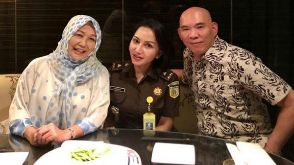 Kuasa Hukum Djoko Tjandra, Anita Kolopaking (kiri) berpose dengan perempuan yang disebut-sebut pegawai Kejaksaan Agung. (Foto: istimewa).
