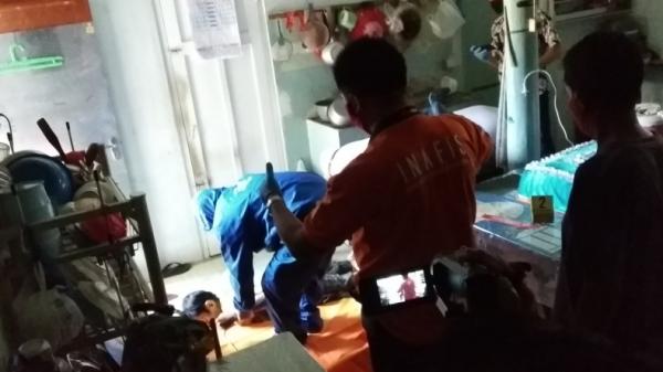 Mayat-1 Polisi dan petugas petugas inafis mengevakuasi jenazah Jon yang ditemukan tewas hampir membusuk di dalam rumahnya (Wahyu Sikumbang/iNews)