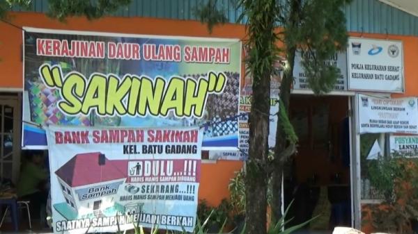 Sampah Plastik-1 Sampah plastik untuk membayar SPP sekolah di Padang, Sumbar (Budi Sunandar/iNews)